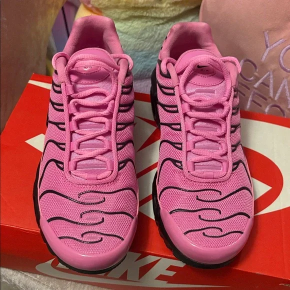 Nike Women's Pink &Black Sneakers Brand New! Size 7! - Picture 4 of 8